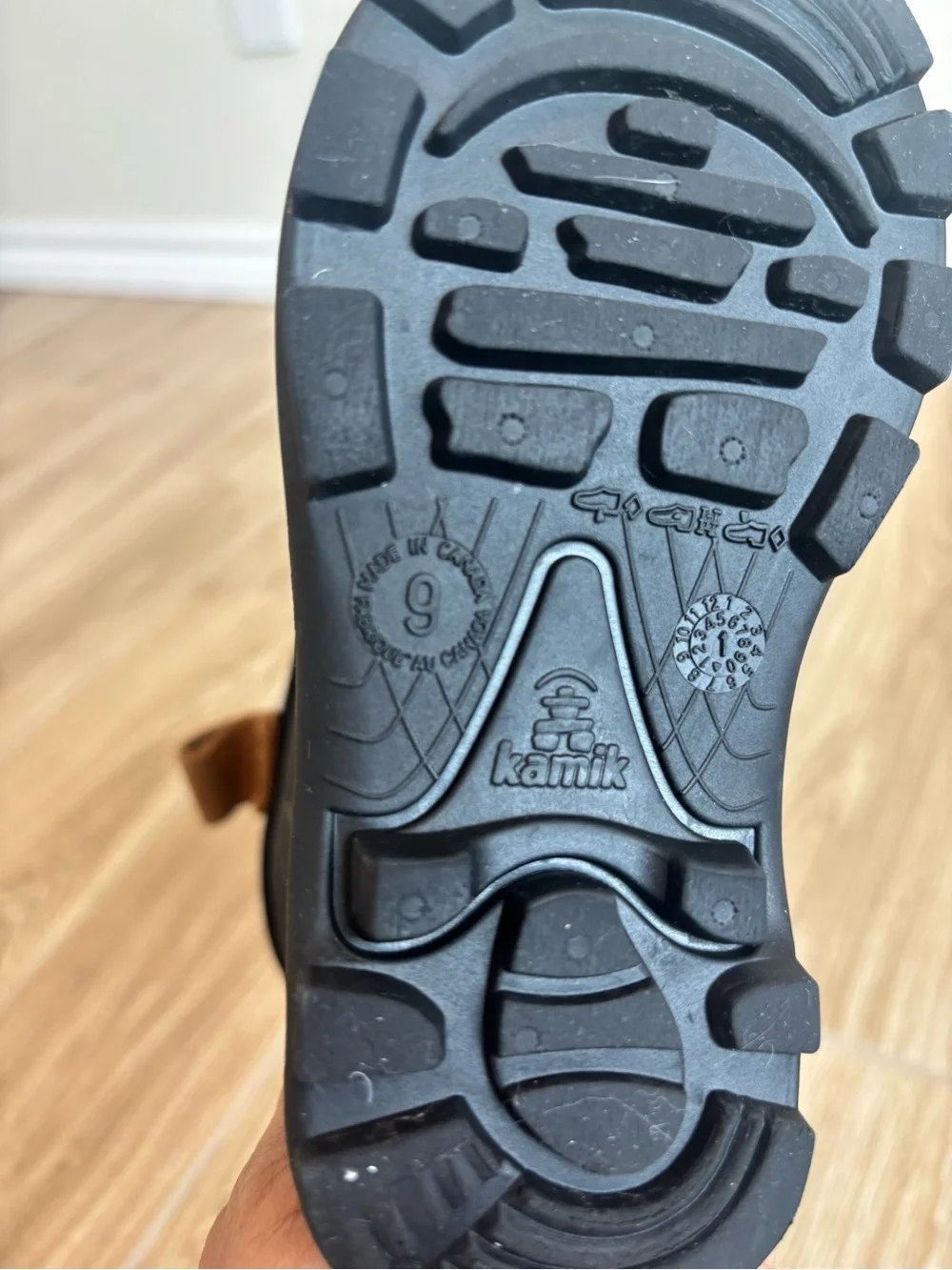 Kamik Snobuster Kids Black Waterproof Snow Boot with Drawstring Collar Size 9